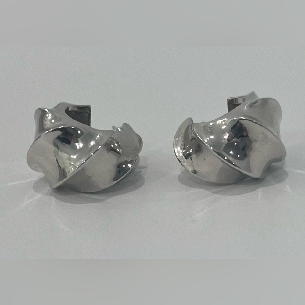 MELINDA MARIA With a Twist Hoops 1” - Silver